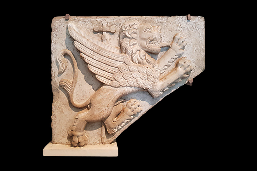 Bassorilievo con leone rampante in marmo nel Museo Campano di Capua